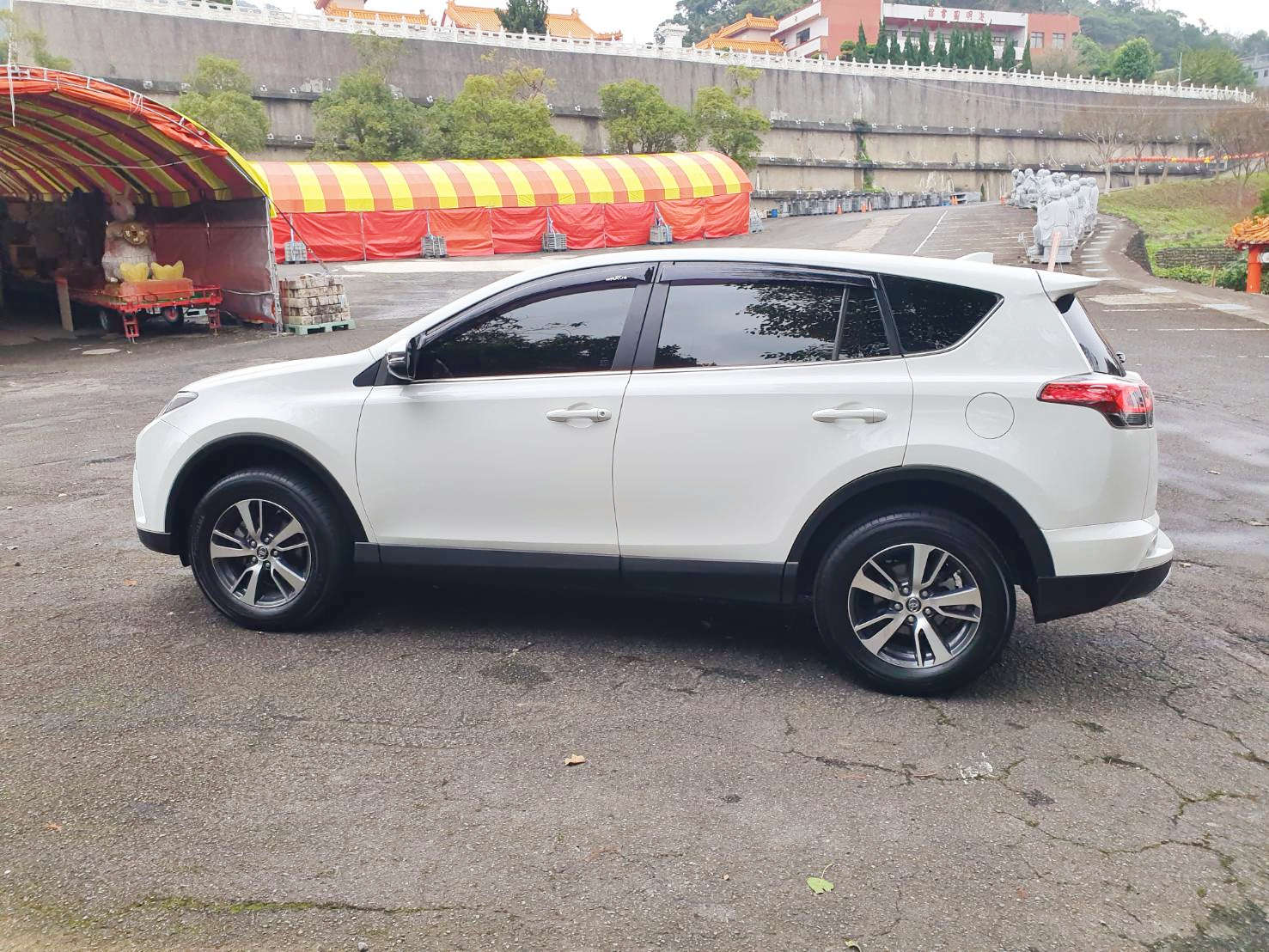 2018年TOYOTA RAV4💯 一手女用優質美車👍歲末寒冬迎春大放送~凡購車現折3萬~ 強力過件 協助辦理銀行貸款 LINE: goo5168 洽 0912-423-585 宋小姐  第8張相片