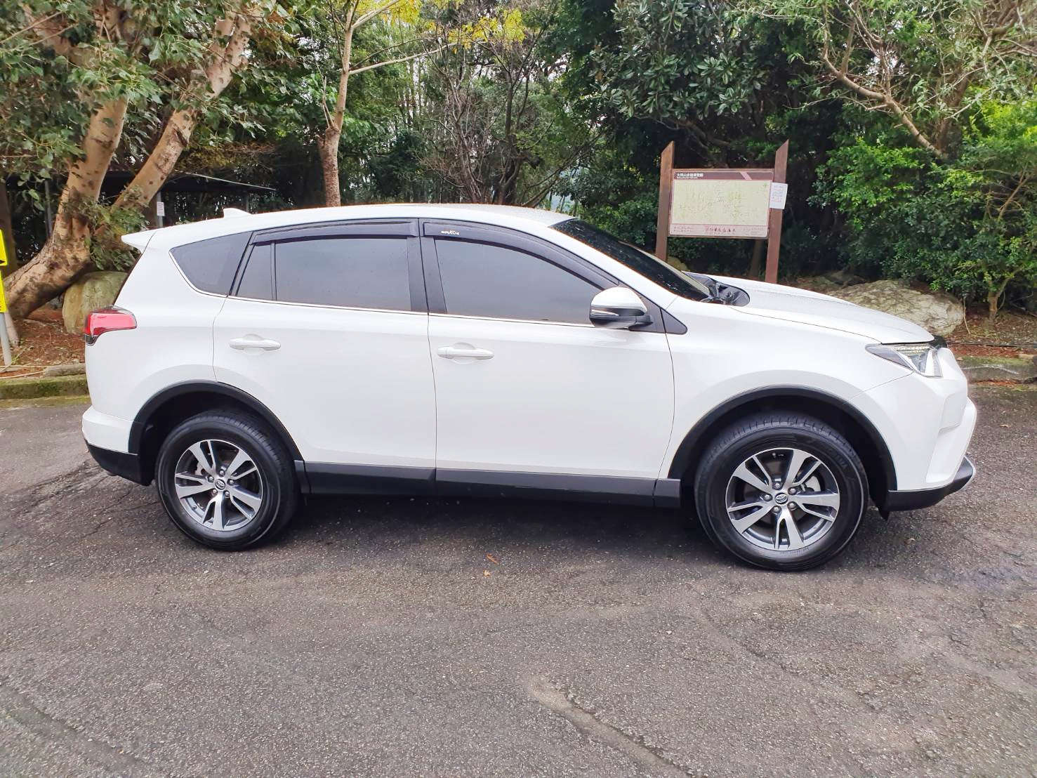 2018年TOYOTA RAV4💯 一手女用優質美車👍歲末寒冬迎春大放送~凡購車現折3萬~ 強力過件 協助辦理銀行貸款 LINE: goo5168 洽 0912-423-585 宋小姐  第9張相片