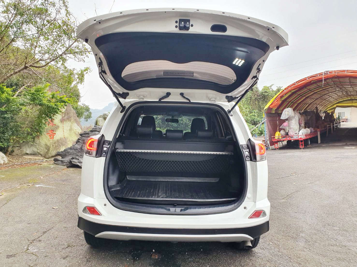 2018年TOYOTA RAV4💯 一手女用優質美車👍歲末寒冬迎春大放送~凡購車現折3萬~ 強力過件 協助辦理銀行貸款 LINE: goo5168 洽 0912-423-585 宋小姐  第10張相片