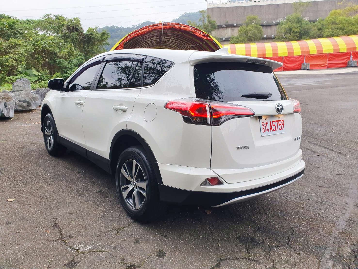 2018年TOYOTA RAV4💯 一手女用優質美車👍歲末寒冬迎春大放送~凡購車現折3萬~ 強力過件 協助辦理銀行貸款 LINE: goo5168 洽 0912-423-585 宋小姐  第11張相片