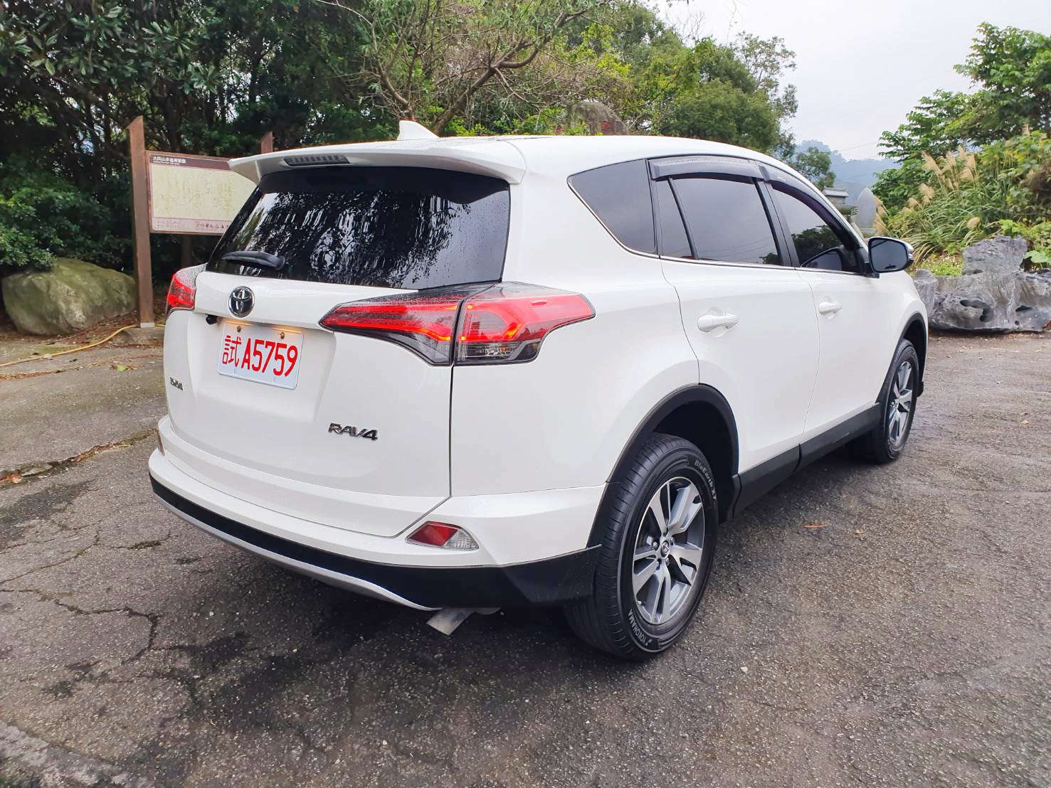 2018年TOYOTA RAV4💯 一手女用優質美車👍歲末寒冬迎春大放送~凡購車現折3萬~ 強力過件 協助辦理銀行貸款 LINE: goo5168 洽 0912-423-585 宋小姐  第13張相片