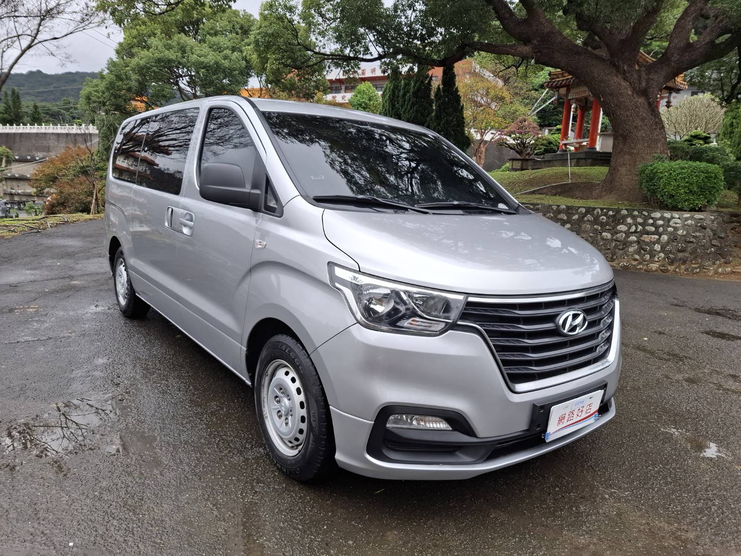 2018 HYUNDAI STAREX 2.5 柴油｜8人座 銀色・實在・耐用，就是生財工具 歡迎私訊 / 電洽預約看車LINE：goo5168  洽詢電話：0912423585 宋小姐貸款專辦，強力過件   第2張相片