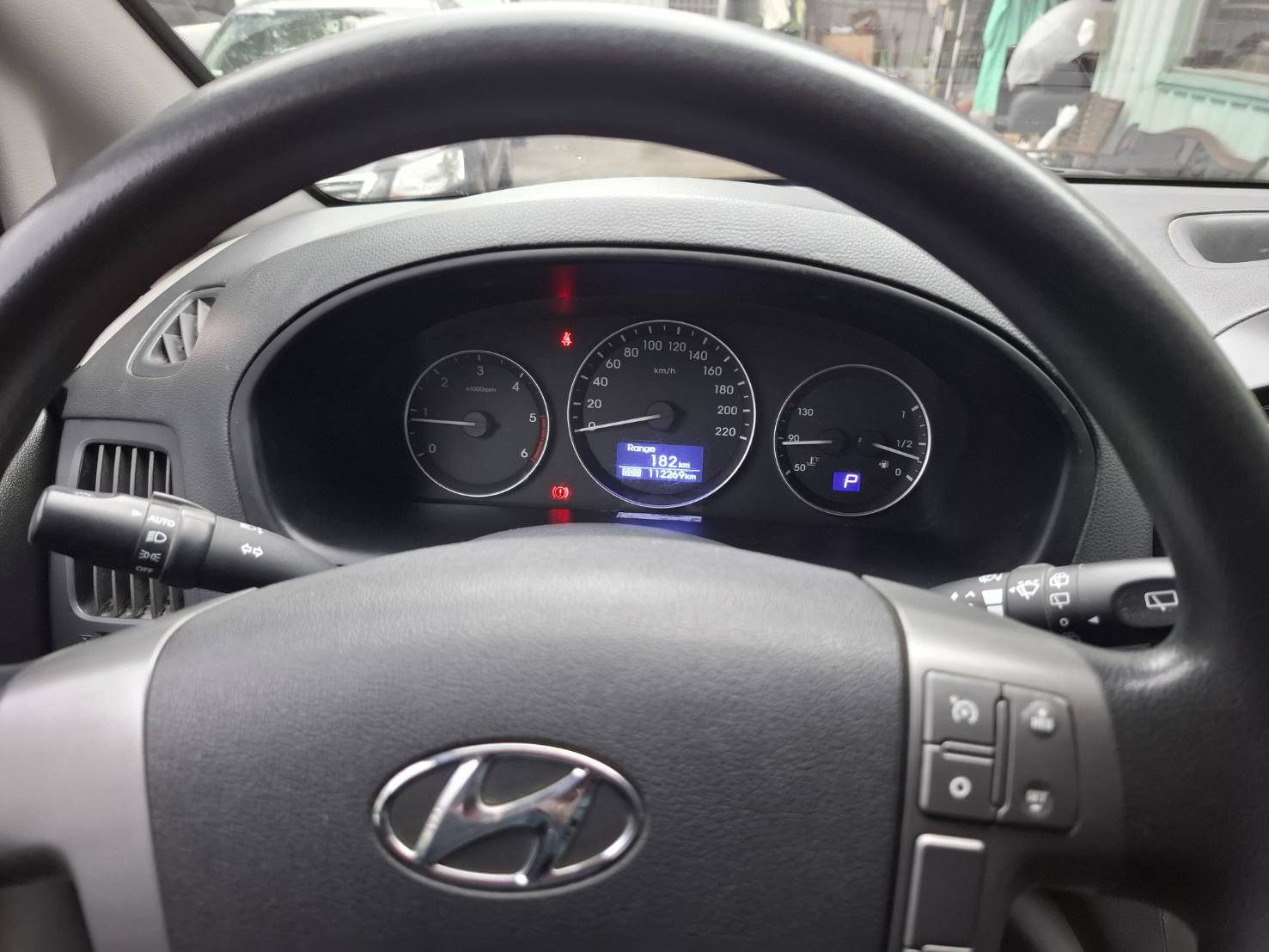 2018 HYUNDAI STAREX 2.5 柴油｜8人座 銀色・實在・耐用，就是生財工具 歡迎私訊 / 電洽預約看車LINE：goo5168  洽詢電話：0912423585 宋小姐貸款專辦，強力過件   第3張相片