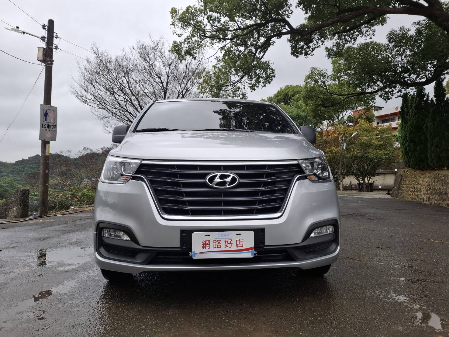 2018 HYUNDAI STAREX 2.5 柴油｜8人座 銀色・實在・耐用，就是生財工具 歡迎私訊 / 電洽預約看車LINE：goo5168  洽詢電話：0912423585 宋小姐貸款專辦，強力過件   第4張相片
