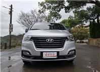2018 HYUNDAI STAREX 2.5 柴油｜8人座 銀色・實在・耐用，就是生財工具 歡迎私訊 / 電洽預約看車LINE：goo5168  洽詢電話：0912423585 宋小姐貸款專辦，強力過件   第4張縮圖