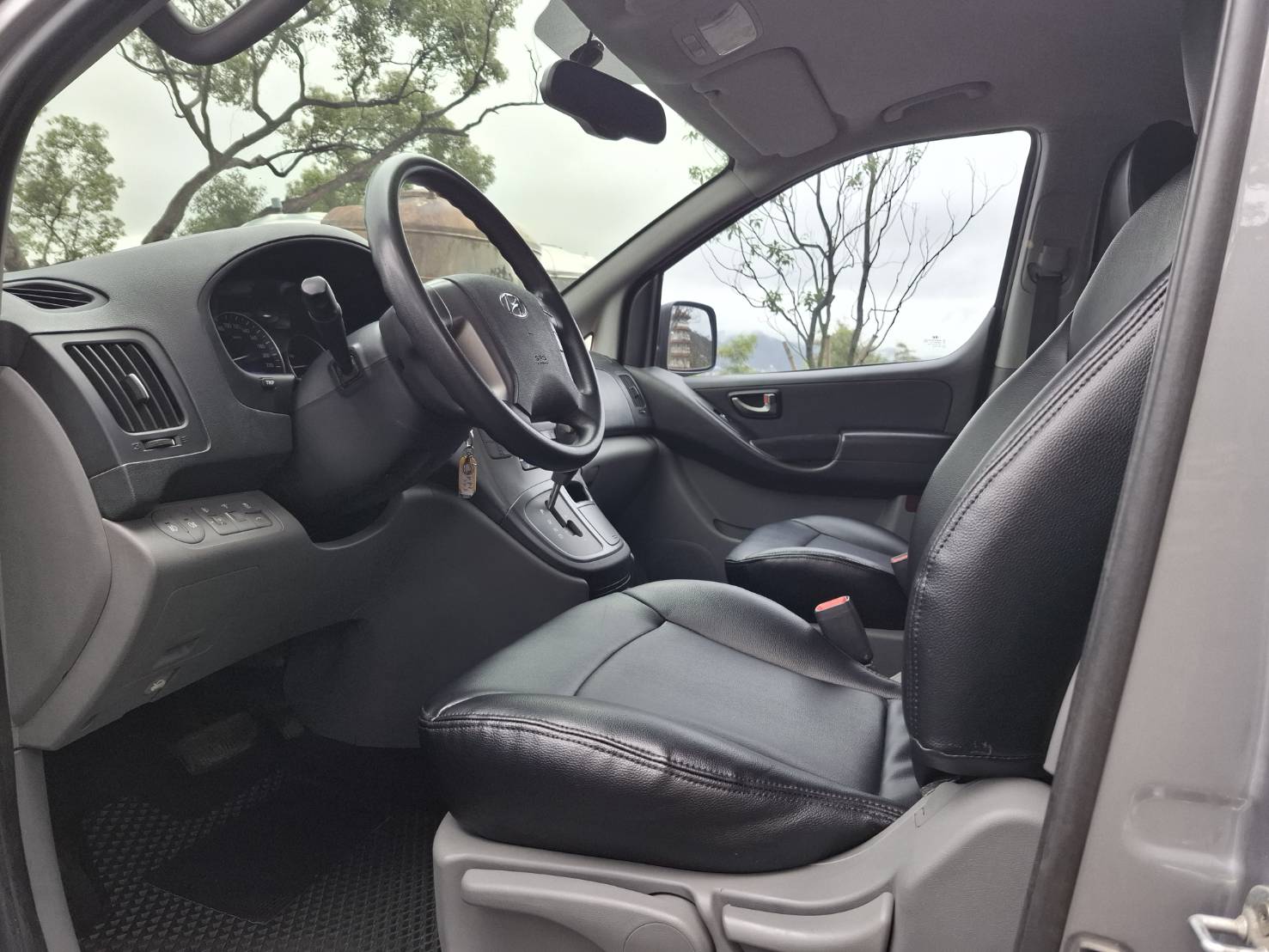 2018 HYUNDAI STAREX 2.5 柴油｜8人座 銀色・實在・耐用，就是生財工具 歡迎私訊 / 電洽預約看車LINE：goo5168  洽詢電話：0912423585 宋小姐貸款專辦，強力過件   第5張相片