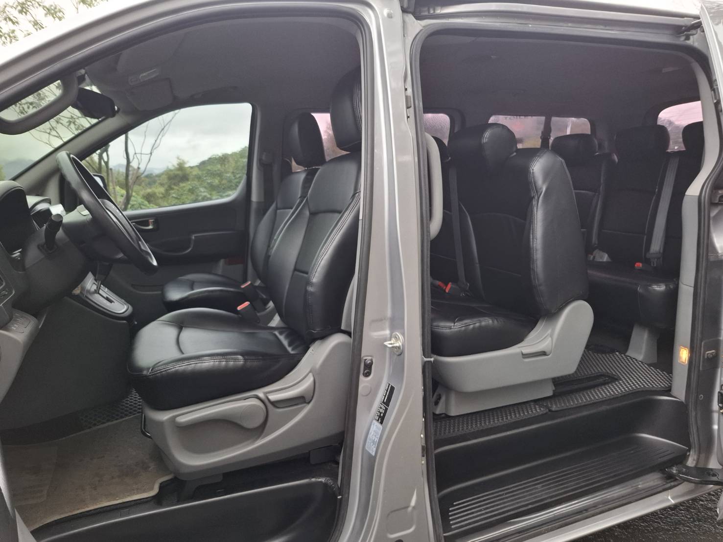 2018 HYUNDAI STAREX 2.5 柴油｜8人座 銀色・實在・耐用，就是生財工具 歡迎私訊 / 電洽預約看車LINE：goo5168  洽詢電話：0912423585 宋小姐貸款專辦，強力過件   第6張相片