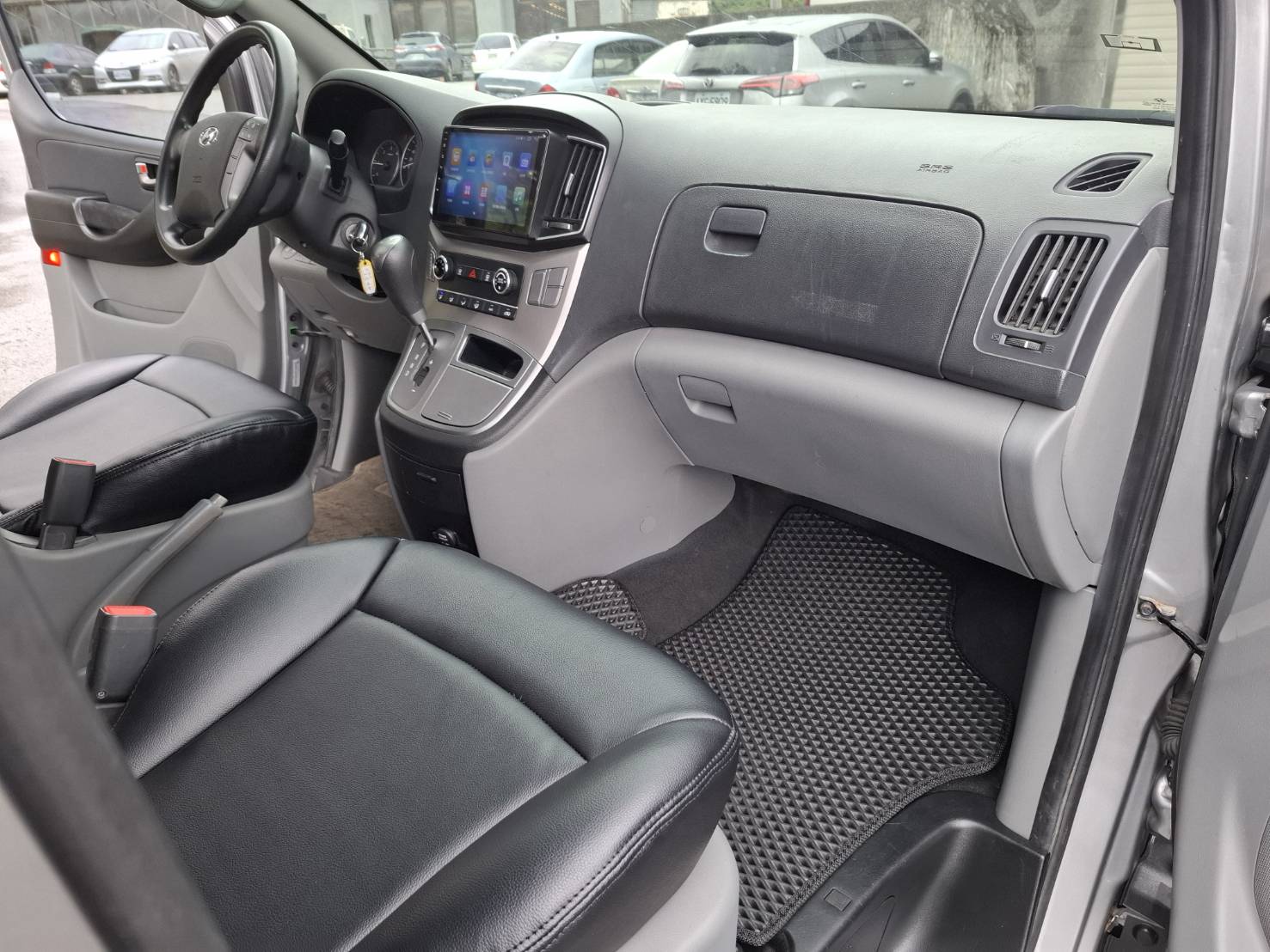 2018 HYUNDAI STAREX 2.5 柴油｜8人座 銀色・實在・耐用，就是生財工具 歡迎私訊 / 電洽預約看車LINE：goo5168  洽詢電話：0912423585 宋小姐貸款專辦，強力過件   第7張相片