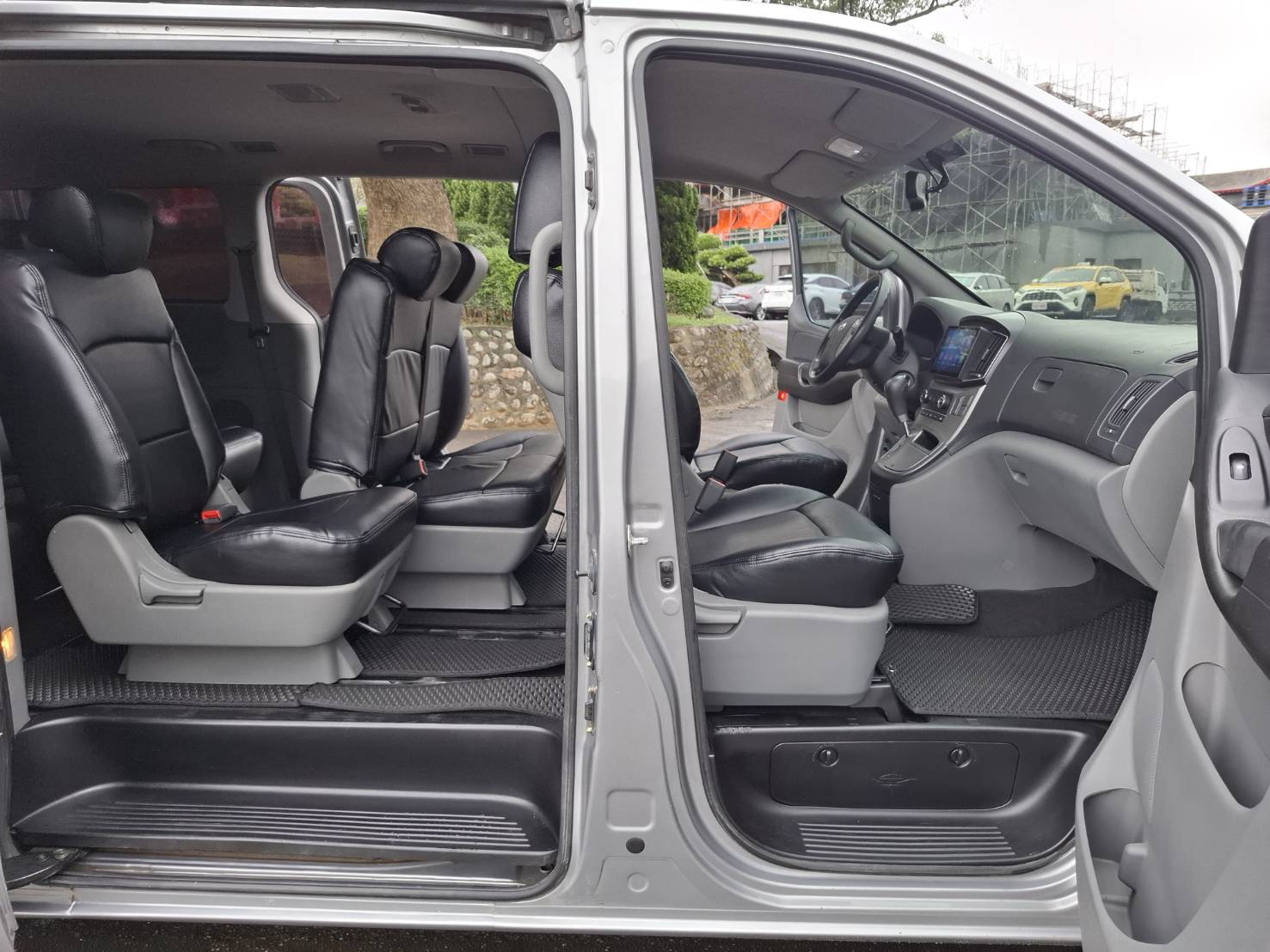2018 HYUNDAI STAREX 2.5 柴油｜8人座 銀色・實在・耐用，就是生財工具 歡迎私訊 / 電洽預約看車LINE：goo5168  洽詢電話：0912423585 宋小姐貸款專辦，強力過件   第8張相片