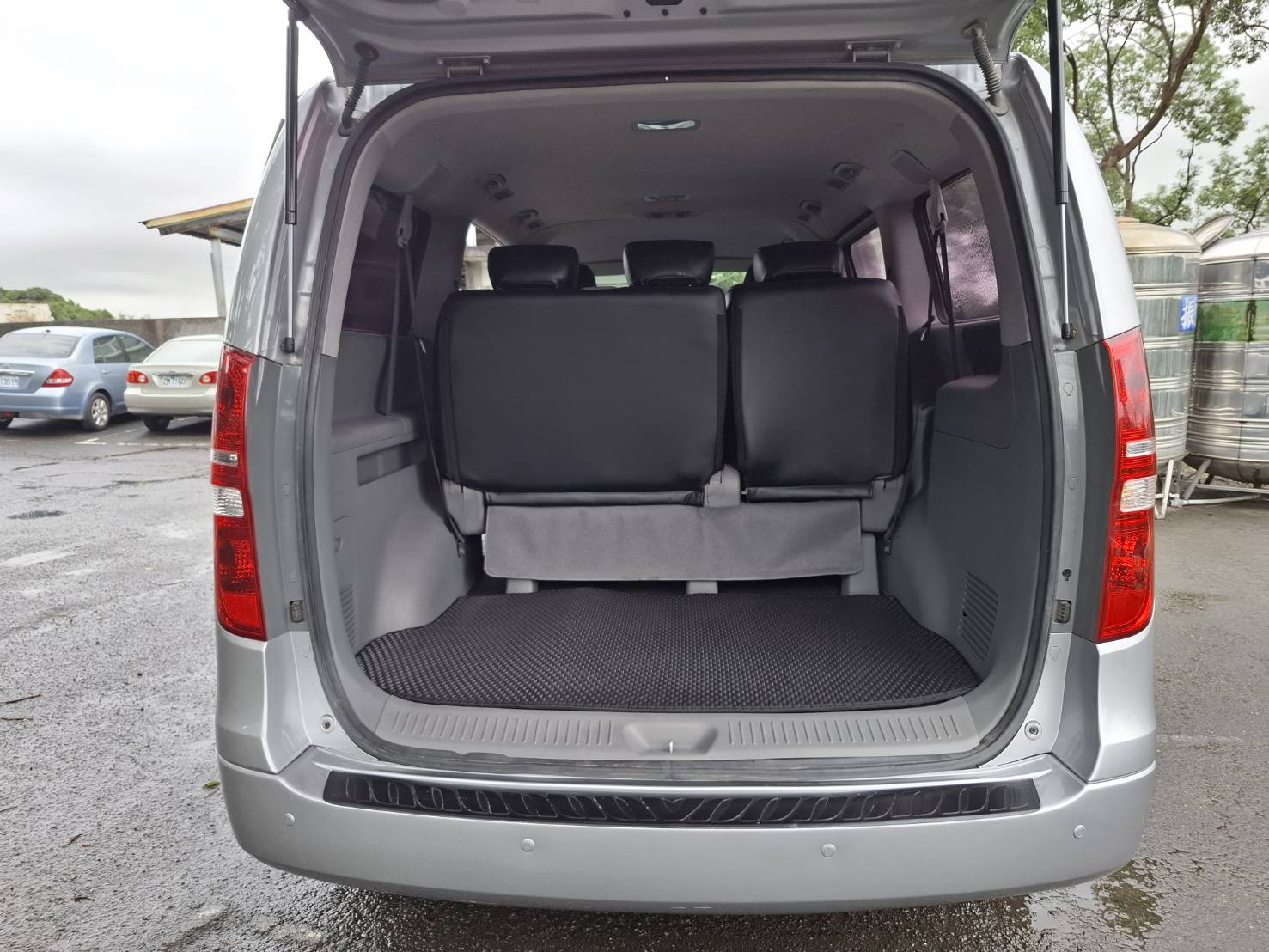 2018 HYUNDAI STAREX 2.5 柴油｜8人座 銀色・實在・耐用，就是生財工具 歡迎私訊 / 電洽預約看車LINE：goo5168  洽詢電話：0912423585 宋小姐貸款專辦，強力過件   第9張相片