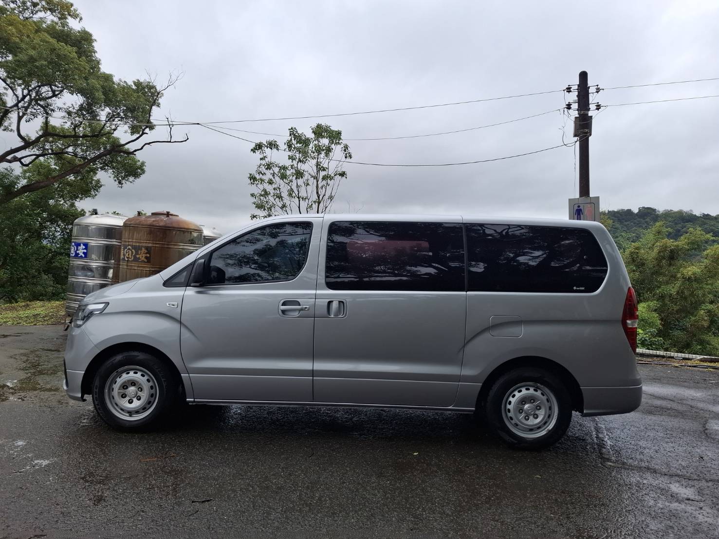 2018 HYUNDAI STAREX 2.5 柴油｜8人座 銀色・實在・耐用，就是生財工具 歡迎私訊 / 電洽預約看車LINE：goo5168  洽詢電話：0912423585 宋小姐貸款專辦，強力過件   第10張相片