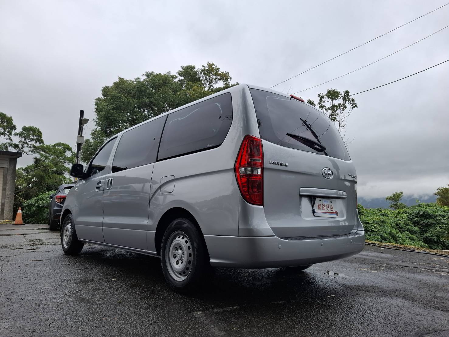 2018 HYUNDAI STAREX 2.5 柴油｜8人座 銀色・實在・耐用，就是生財工具 歡迎私訊 / 電洽預約看車LINE：goo5168  洽詢電話：0912423585 宋小姐貸款專辦，強力過件   第12張相片