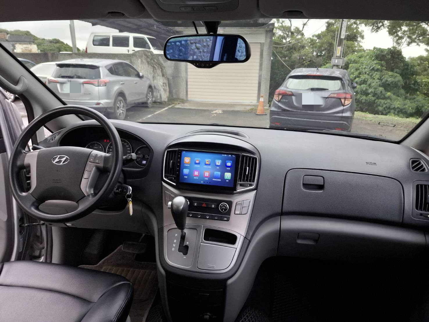 2018 HYUNDAI STAREX 2.5 柴油｜8人座 銀色・實在・耐用，就是生財工具 歡迎私訊 / 電洽預約看車LINE：goo5168  洽詢電話：0912423585 宋小姐貸款專辦，強力過件   第15張相片
