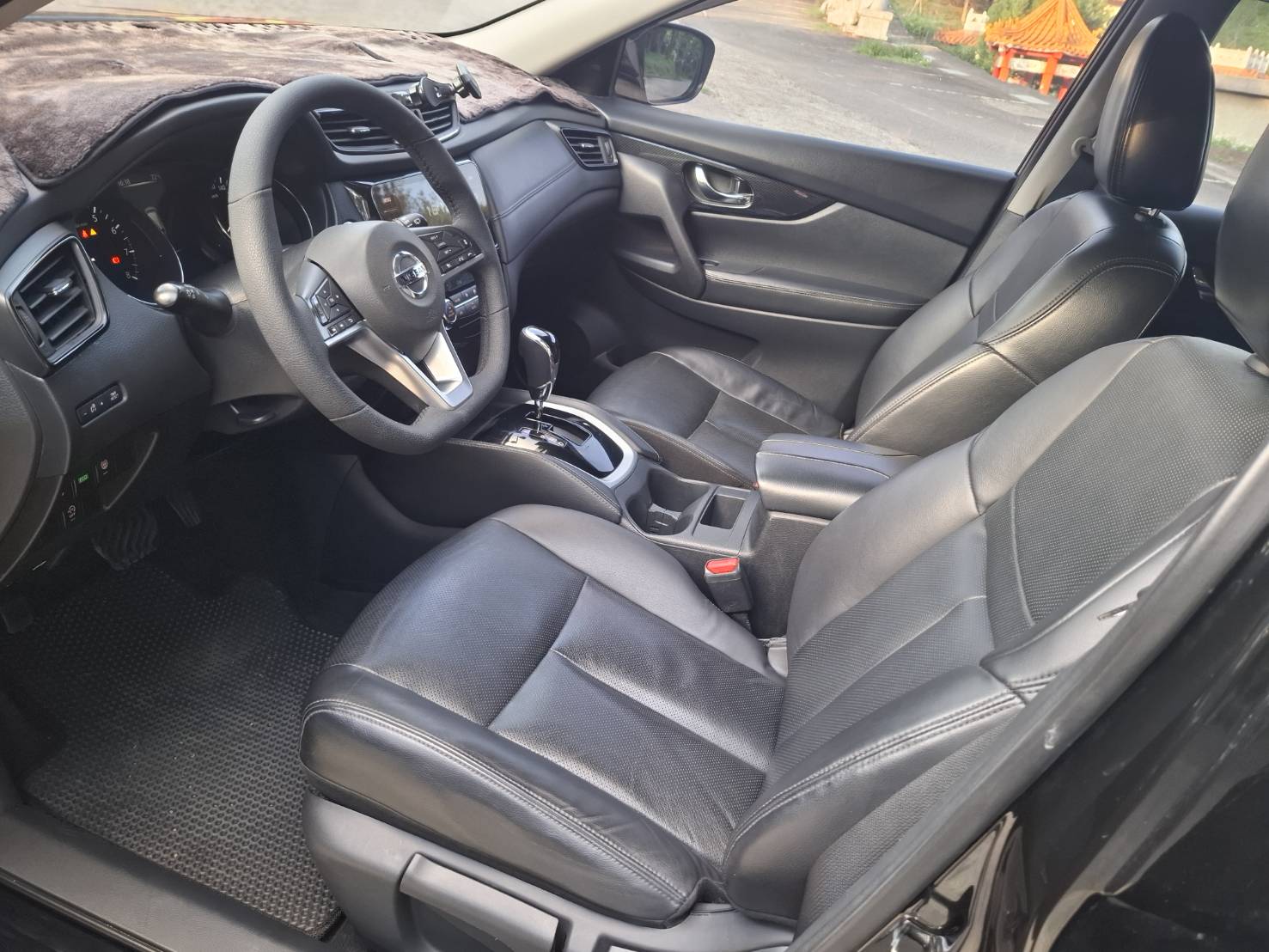 2022年 NISSAN X-TRAIL 智行版  只跑 9.3萬公里，黑色外觀，時尚又動感！歡迎私訊 / 電洽預約看車 LINE：goo5168 洽詢電話：0912423585 宋小姐 貸款專辦，強力過件！  第4張相片
