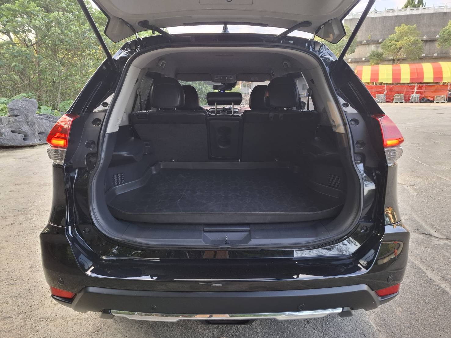2022年 NISSAN X-TRAIL 智行版  只跑 9.3萬公里，黑色外觀，時尚又動感！歡迎私訊 / 電洽預約看車 LINE：goo5168 洽詢電話：0912423585 宋小姐 貸款專辦，強力過件！  第8張相片