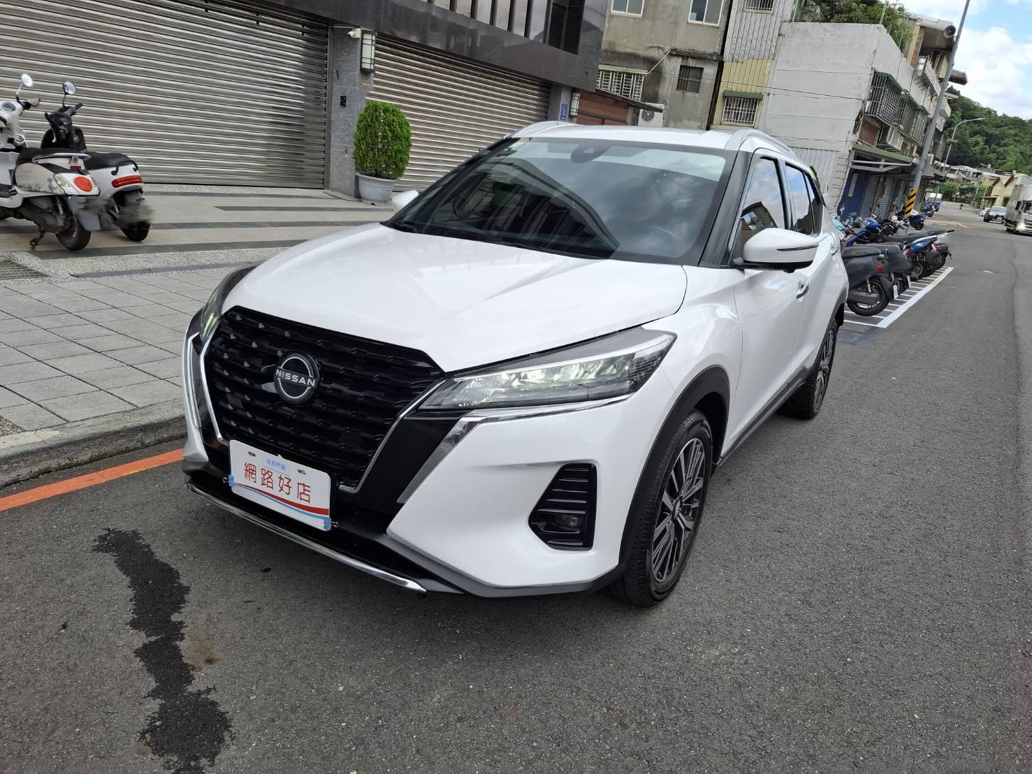 2023年 NISSAN KICKS 旗艦版 白色車身  黑色內裝  經典又時尚 歡迎預約賞車LINE：goo5168 洽詢電話：0912423585 宋小姐 貸款專辦 強力過件  第1張相片