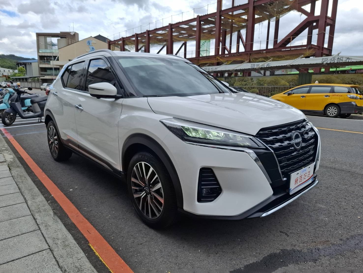 2023年 NISSAN KICKS 旗艦版 白色車身  黑色內裝  經典又時尚 歡迎預約賞車LINE：goo5168 洽詢電話：0912423585 宋小姐 貸款專辦 強力過件  第2張相片