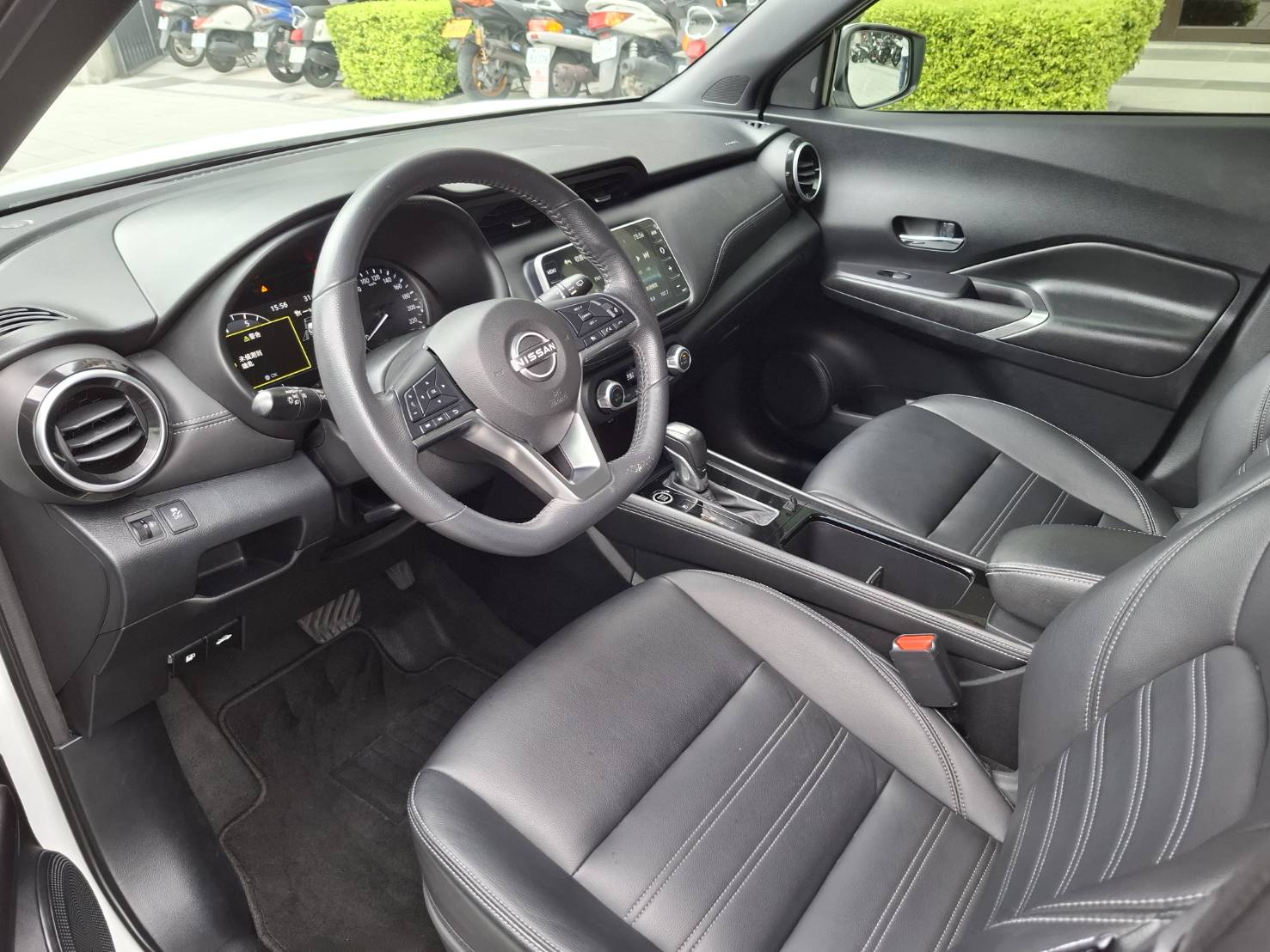 2023年 NISSAN KICKS 旗艦版 白色車身  黑色內裝  經典又時尚 歡迎預約賞車LINE：goo5168 洽詢電話：0912423585 宋小姐 貸款專辦 強力過件  第5張相片