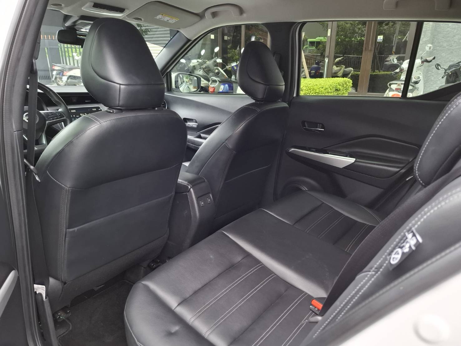 2023年 NISSAN KICKS 旗艦版 白色車身  黑色內裝  經典又時尚 歡迎預約賞車LINE：goo5168 洽詢電話：0912423585 宋小姐 貸款專辦 強力過件  第6張相片