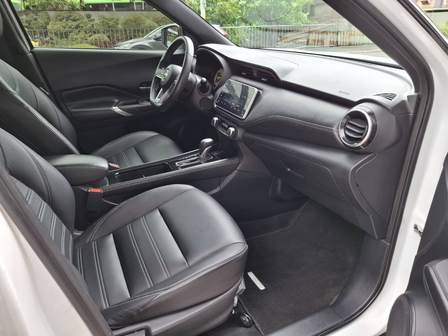 2023年 NISSAN KICKS 旗艦版 白色車身  黑色內裝  經典又時尚 歡迎預約賞車LINE：goo5168 洽詢電話：0912423585 宋小姐 貸款專辦 強力過件  第7張相片