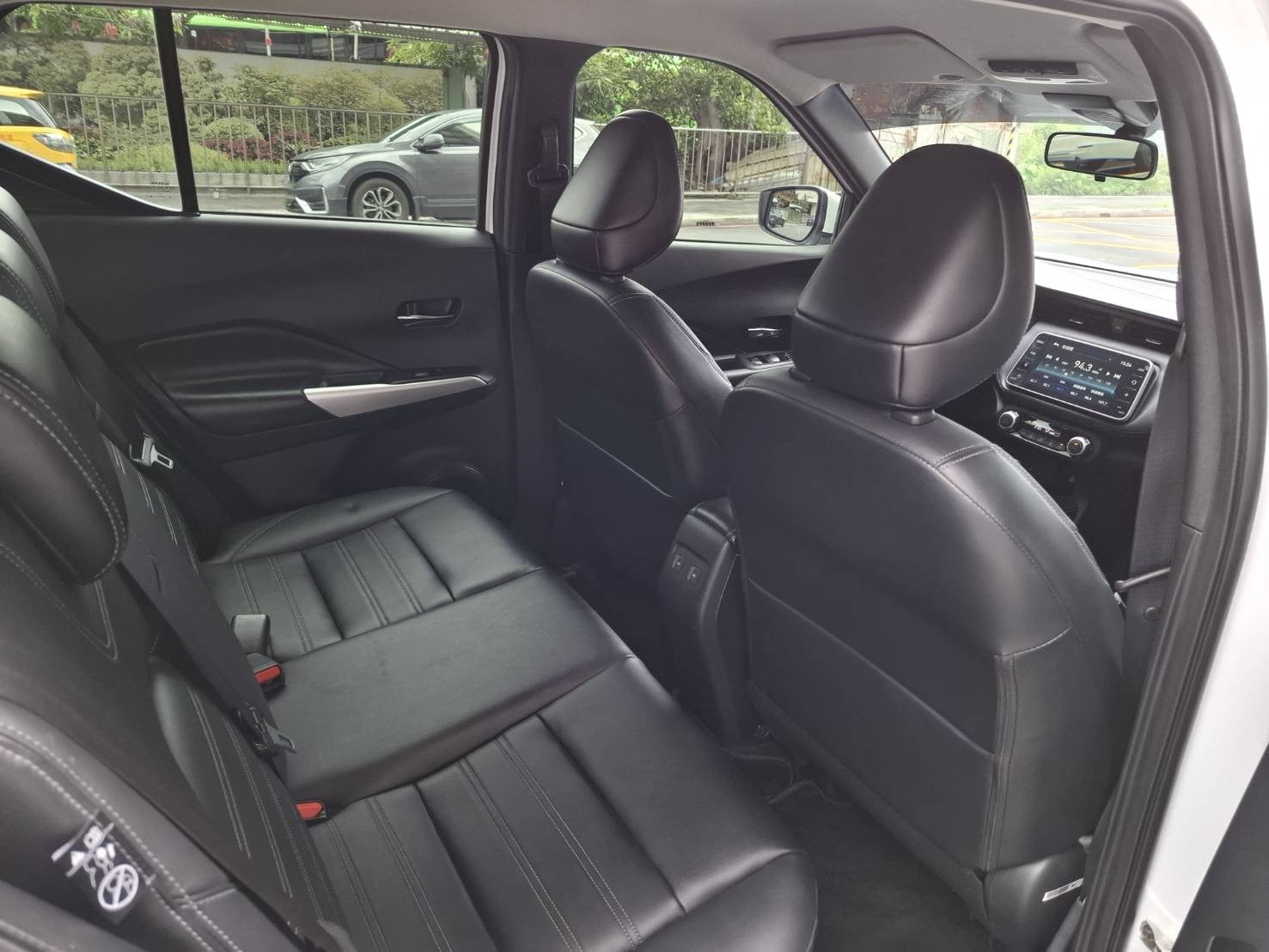 2023年 NISSAN KICKS 旗艦版 白色車身  黑色內裝  經典又時尚 歡迎預約賞車LINE：goo5168 洽詢電話：0912423585 宋小姐 貸款專辦 強力過件  第8張相片