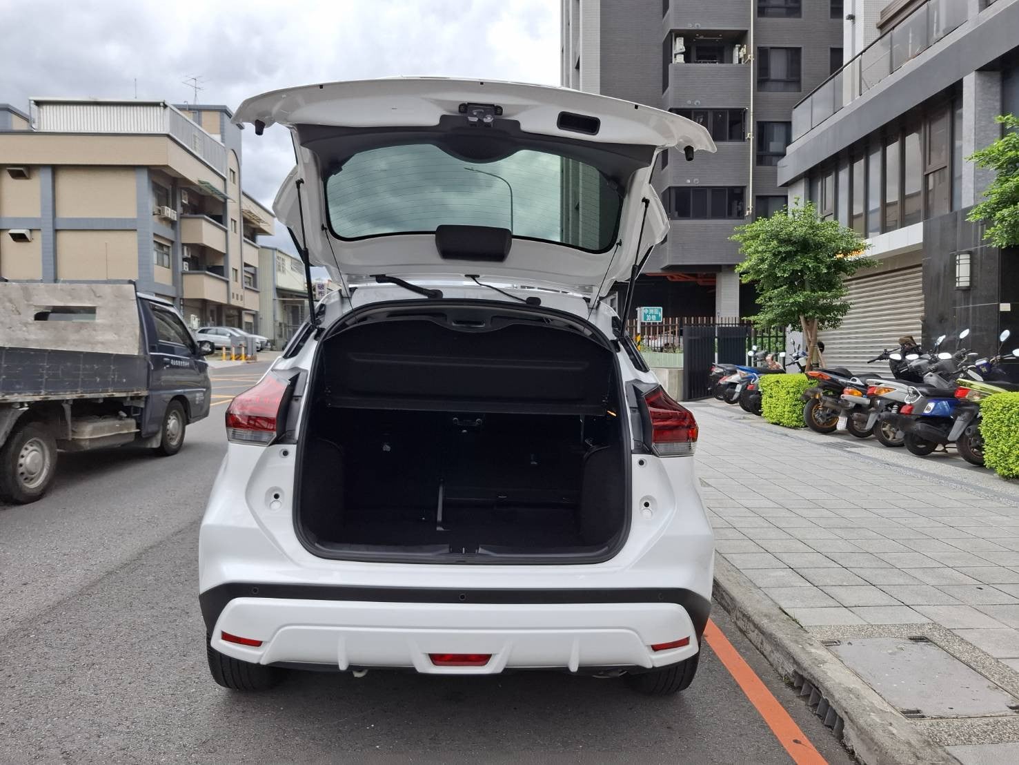2023年 NISSAN KICKS 旗艦版 白色車身  黑色內裝  經典又時尚 歡迎預約賞車LINE：goo5168 洽詢電話：0912423585 宋小姐 貸款專辦 強力過件  第9張相片
