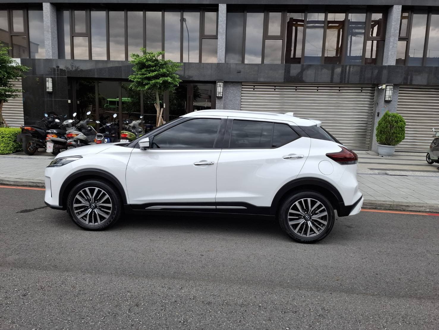 2023年 NISSAN KICKS 旗艦版 白色車身  黑色內裝  經典又時尚 歡迎預約賞車LINE：goo5168 洽詢電話：0912423585 宋小姐 貸款專辦 強力過件  第10張相片