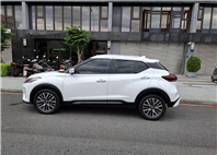 2023年 NISSAN KICKS 旗艦版 白色車身  黑色內裝  經典又時尚 歡迎預約賞車LINE：goo5168 洽詢電話：0912423585 宋小姐 貸款專辦 強力過件  第10張縮圖