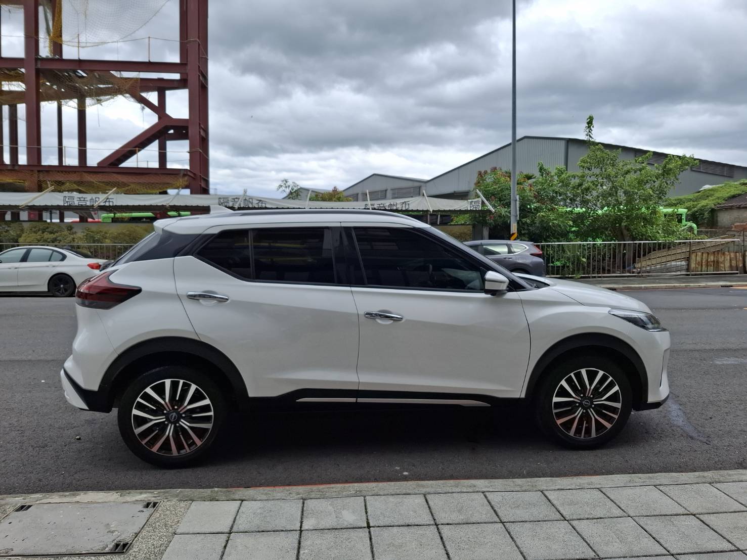 2023年 NISSAN KICKS 旗艦版 白色車身  黑色內裝  經典又時尚 歡迎預約賞車LINE：goo5168 洽詢電話：0912423585 宋小姐 貸款專辦 強力過件  第11張相片
