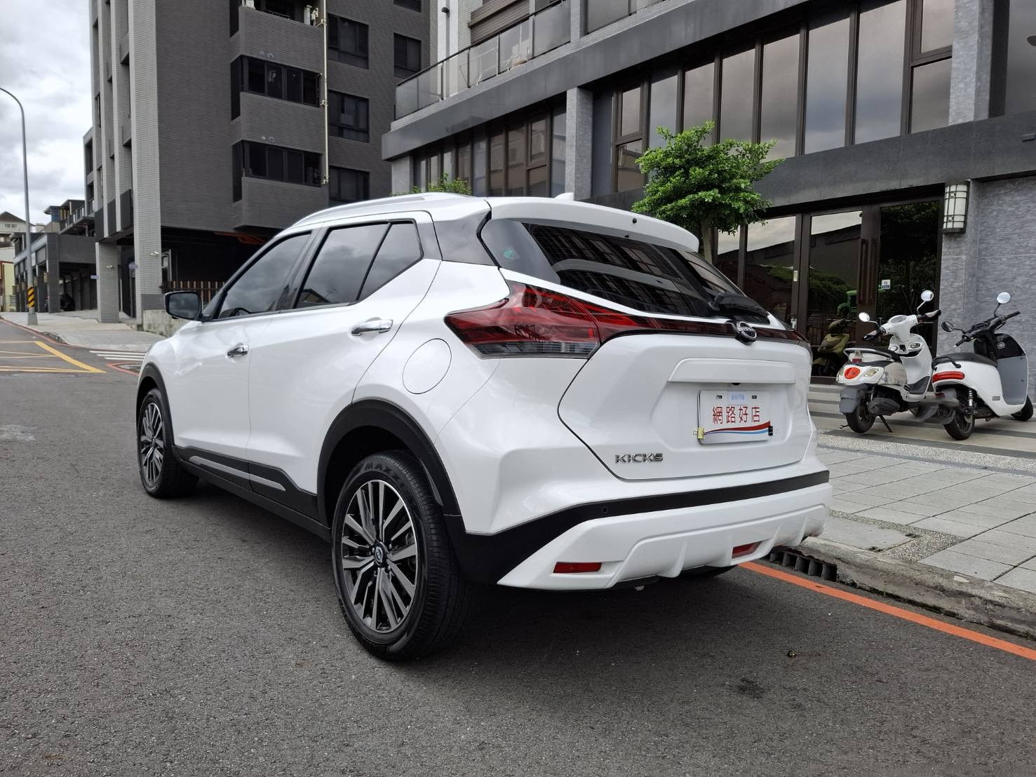2023年 NISSAN KICKS 旗艦版 白色車身  黑色內裝  經典又時尚 歡迎預約賞車LINE：goo5168 洽詢電話：0912423585 宋小姐 貸款專辦 強力過件  第12張相片