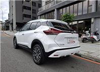 2023年 NISSAN KICKS 旗艦版 白色車身  黑色內裝  經典又時尚 歡迎預約賞車LINE：goo5168 洽詢電話：0912423585 宋小姐 貸款專辦 強力過件  第12張縮圖