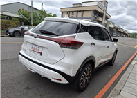 2023年 NISSAN KICKS 旗艦版 白色車身  黑色內裝  經典又時尚 歡迎預約賞車LINE：goo5168 洽詢電話：0912423585 宋小姐 貸款專辦 強力過件  第14張縮圖