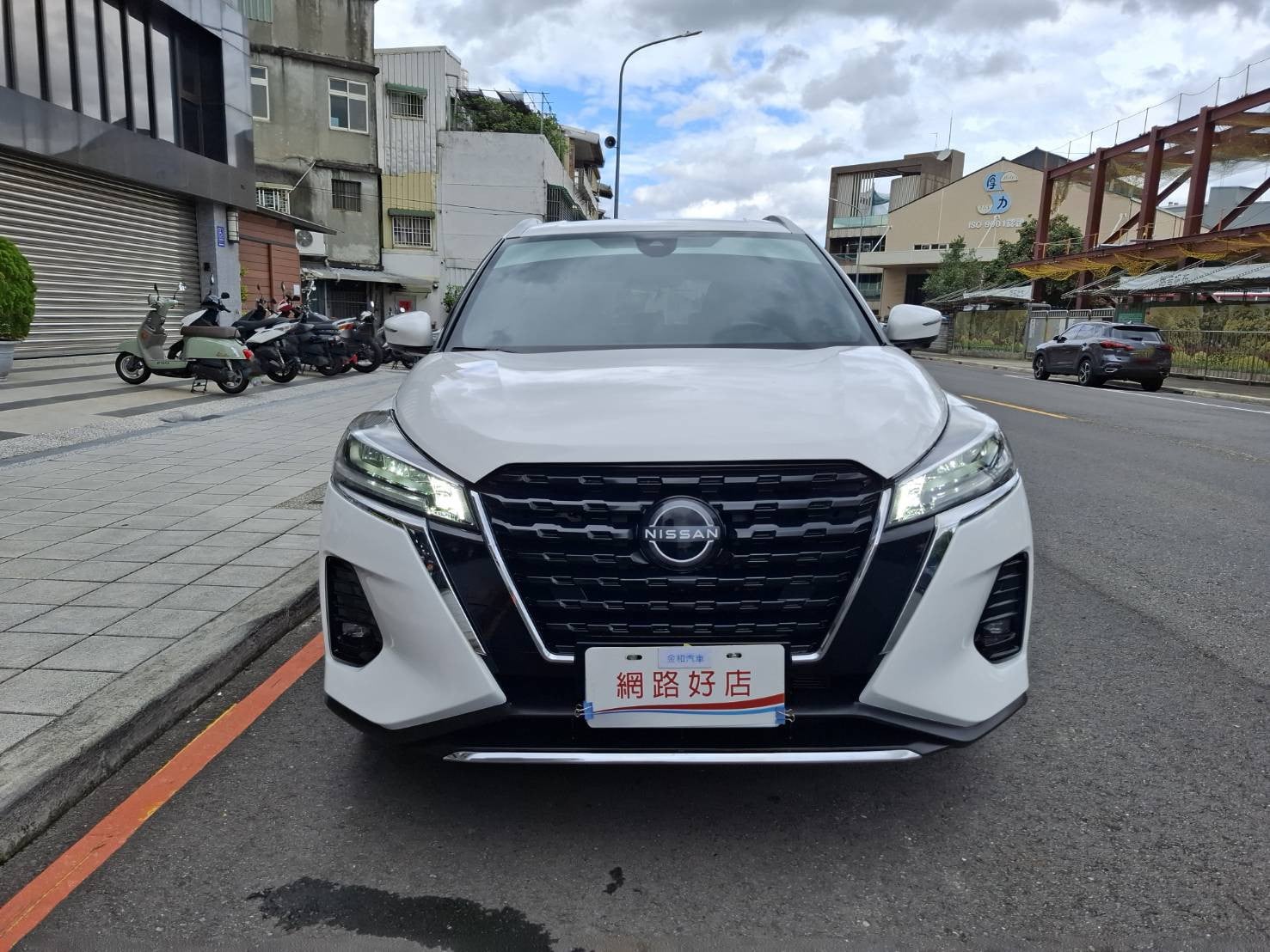 2023年 NISSAN KICKS 旗艦版 白色車身  黑色內裝  經典又時尚 歡迎預約賞車LINE：goo5168 洽詢電話：0912423585 宋小姐 貸款專辦 強力過件  第15張相片