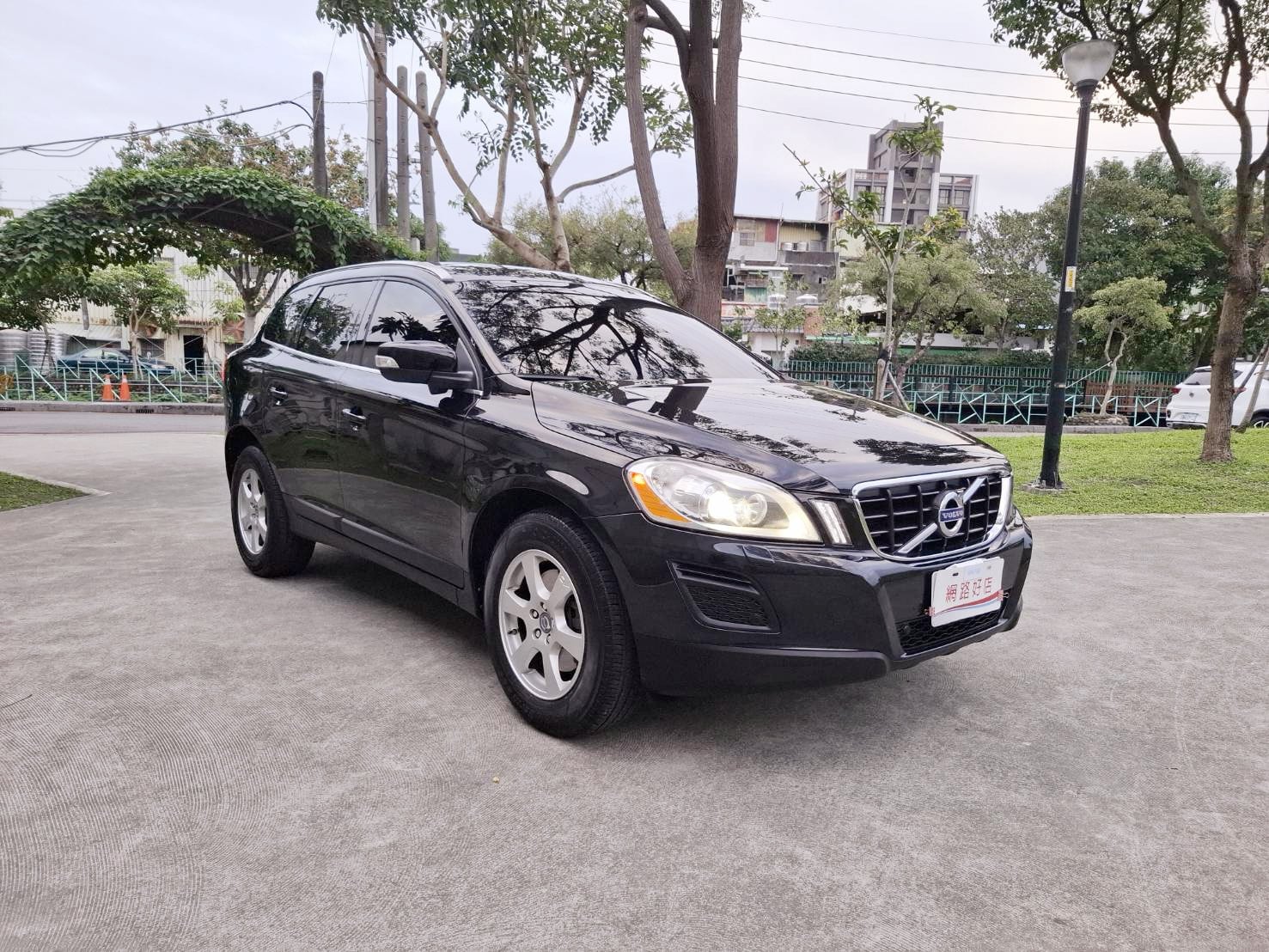 2012年 VOLVO XC60 T5 旗艦版 渦輪增壓動力 順暢好開 推力飽滿 典雅黑外觀 質感內裝 舒適寬敞 歡迎預約賞車 LINE：goo5168 洽詢電話：0912423585 宋小姐  第2張相片