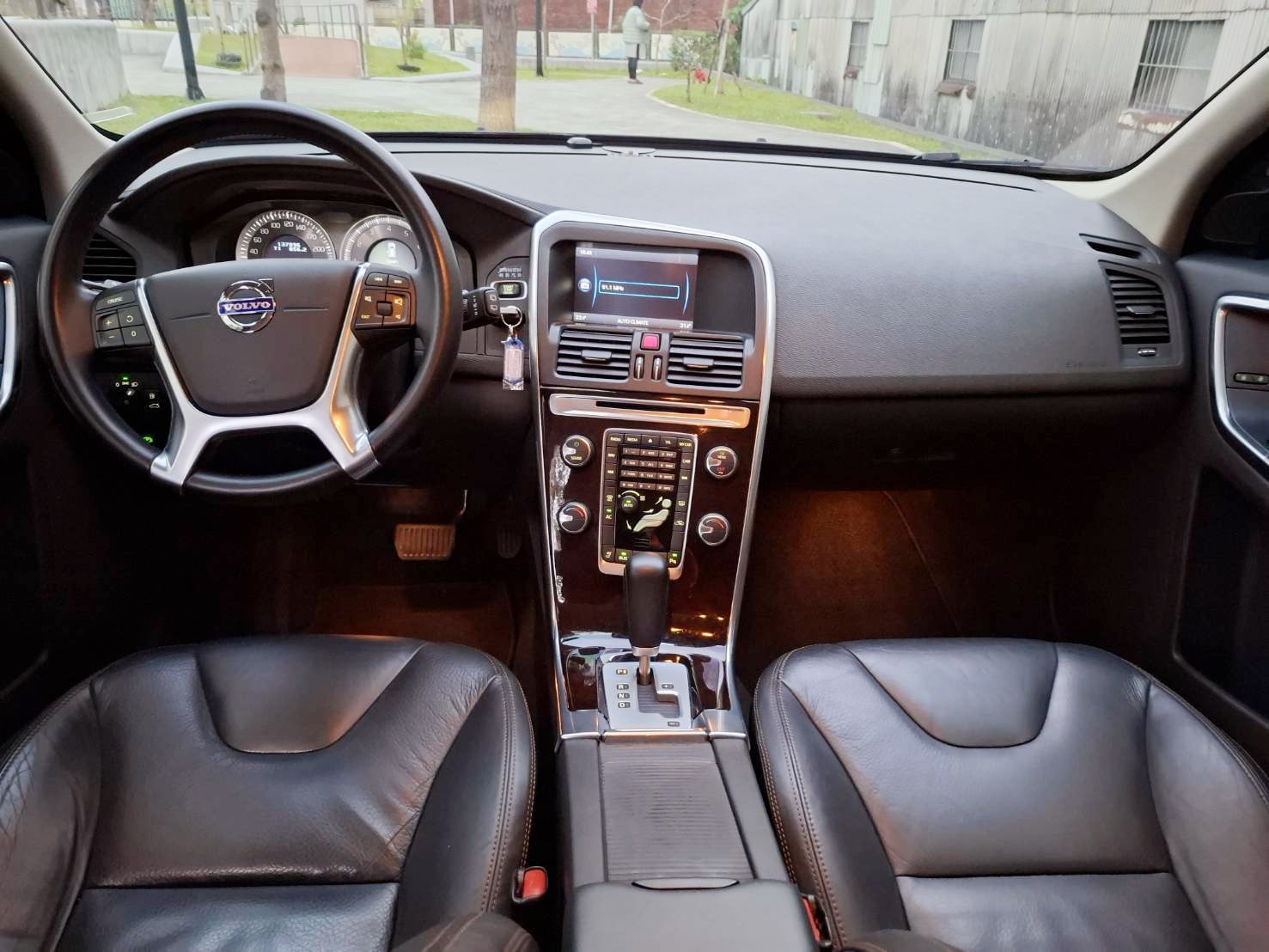 2012年 VOLVO XC60 T5 旗艦版 渦輪增壓動力 順暢好開 推力飽滿 典雅黑外觀 質感內裝 舒適寬敞 歡迎預約賞車 LINE：goo5168 洽詢電話：0912423585 宋小姐  第3張相片