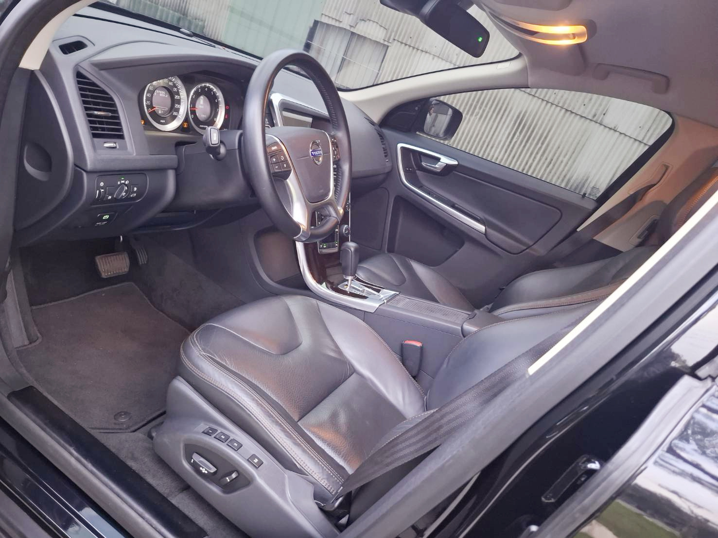 2012年 VOLVO XC60 T5 旗艦版 渦輪增壓動力 順暢好開 推力飽滿 典雅黑外觀 質感內裝 舒適寬敞 歡迎預約賞車 LINE：goo5168 洽詢電話：0912423585 宋小姐  第5張相片