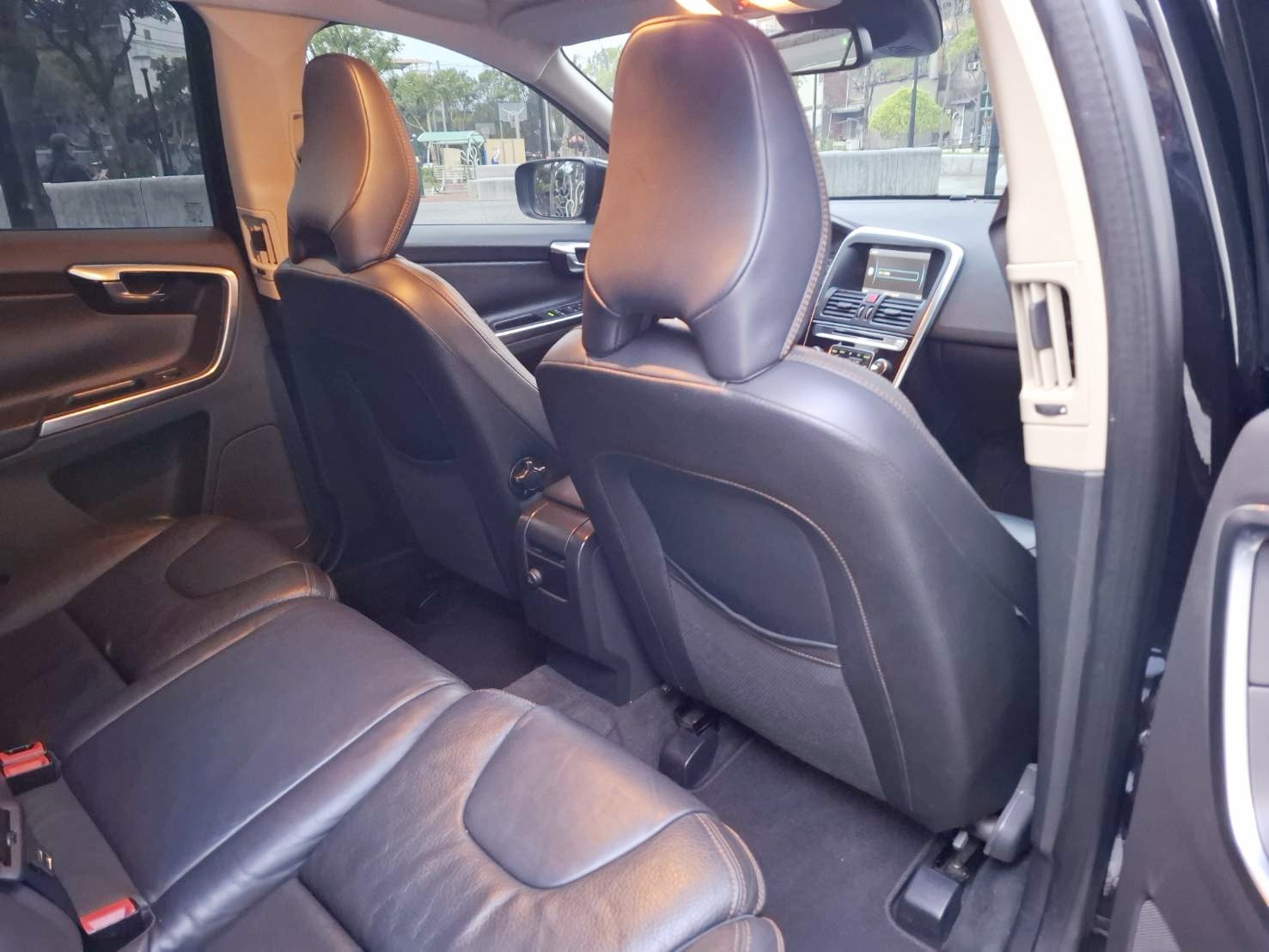 2012年 VOLVO XC60 T5 旗艦版 渦輪增壓動力 順暢好開 推力飽滿 典雅黑外觀 質感內裝 舒適寬敞 歡迎預約賞車 LINE：goo5168 洽詢電話：0912423585 宋小姐  第7張相片