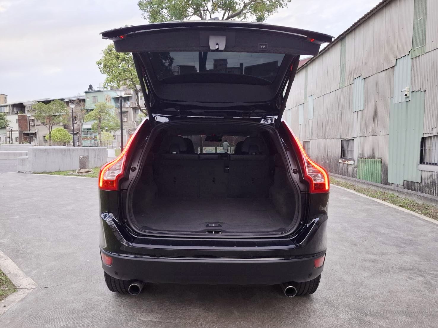 2012年 VOLVO XC60 T5 旗艦版 渦輪增壓動力 順暢好開 推力飽滿 典雅黑外觀 質感內裝 舒適寬敞 歡迎預約賞車 LINE：goo5168 洽詢電話：0912423585 宋小姐  第8張相片