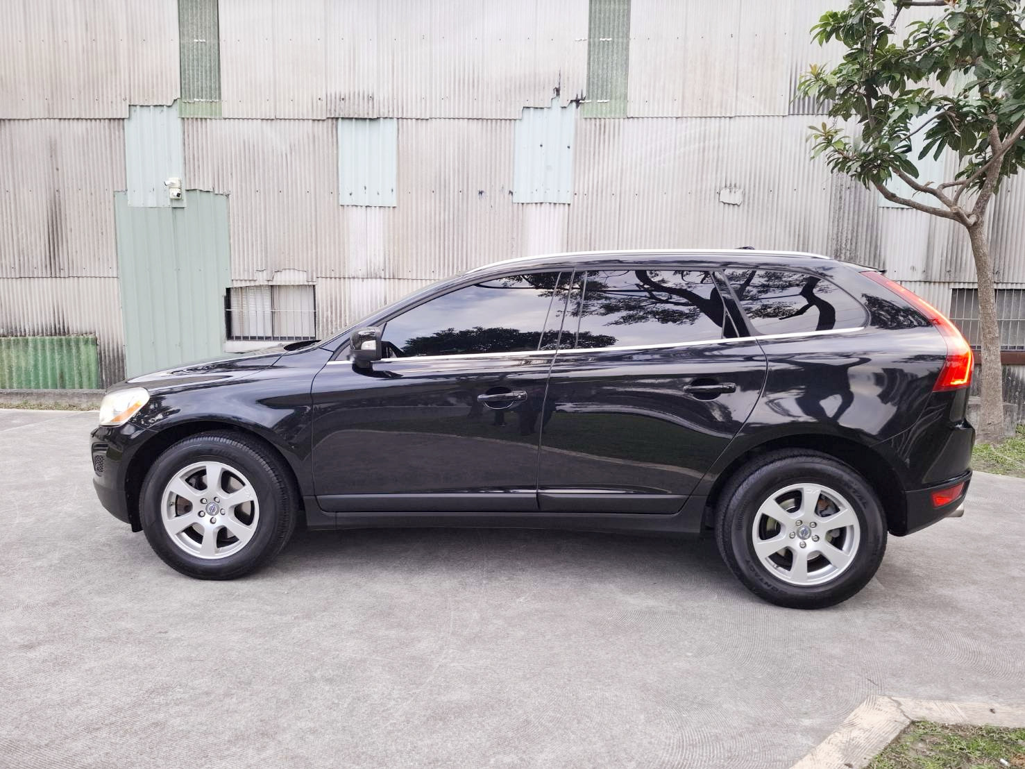 2012年 VOLVO XC60 T5 旗艦版 渦輪增壓動力 順暢好開 推力飽滿 典雅黑外觀 質感內裝 舒適寬敞 歡迎預約賞車 LINE：goo5168 洽詢電話：0912423585 宋小姐  第9張相片