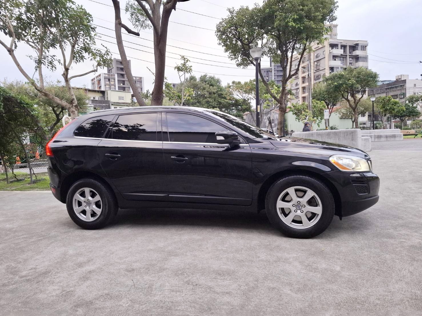 2012年 VOLVO XC60 T5 旗艦版 渦輪增壓動力 順暢好開 推力飽滿 典雅黑外觀 質感內裝 舒適寬敞 歡迎預約賞車 LINE：goo5168 洽詢電話：0912423585 宋小姐  第10張相片