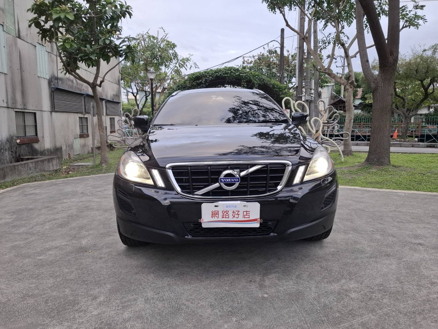 2012年 VOLVO XC60 T5 旗艦版 渦輪增壓動力 順暢好開 推力飽滿 典雅黑外觀 質感內裝 舒適寬敞 歡迎預約賞車 LINE：goo5168 洽詢電話：0912423585 宋小姐  第12張相片