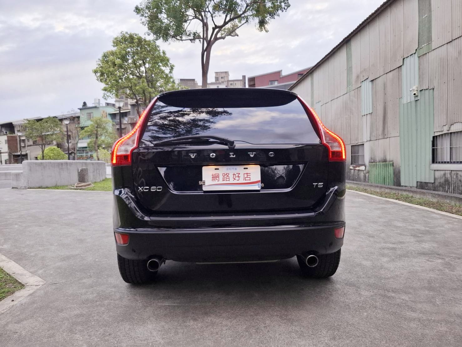 2012年 VOLVO XC60 T5 旗艦版 渦輪增壓動力 順暢好開 推力飽滿 典雅黑外觀 質感內裝 舒適寬敞 歡迎預約賞車 LINE：goo5168 洽詢電話：0912423585 宋小姐  第13張相片
