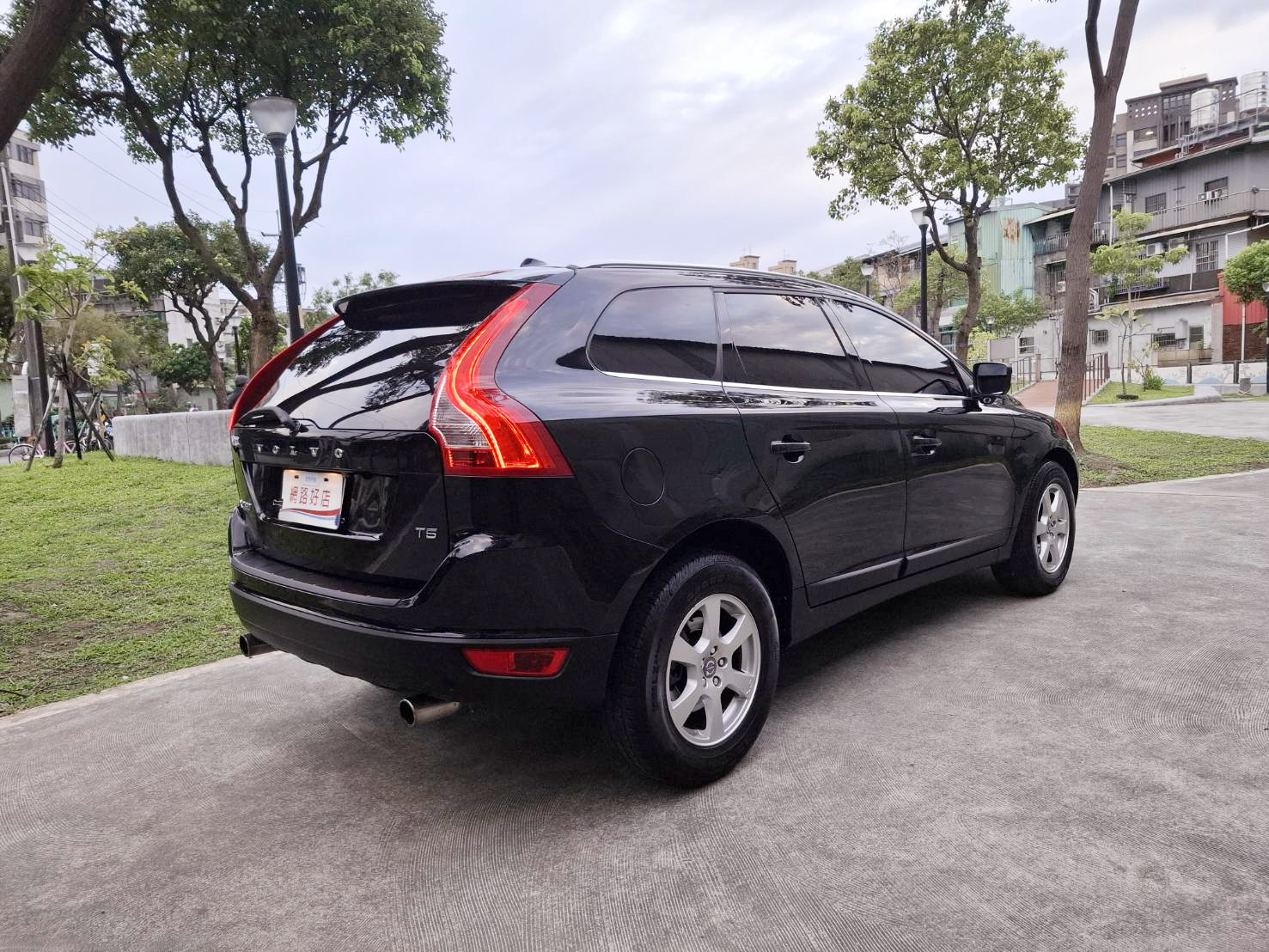 2012年 VOLVO XC60 T5 旗艦版 渦輪增壓動力 順暢好開 推力飽滿 典雅黑外觀 質感內裝 舒適寬敞 歡迎預約賞車 LINE：goo5168 洽詢電話：0912423585 宋小姐  第14張相片