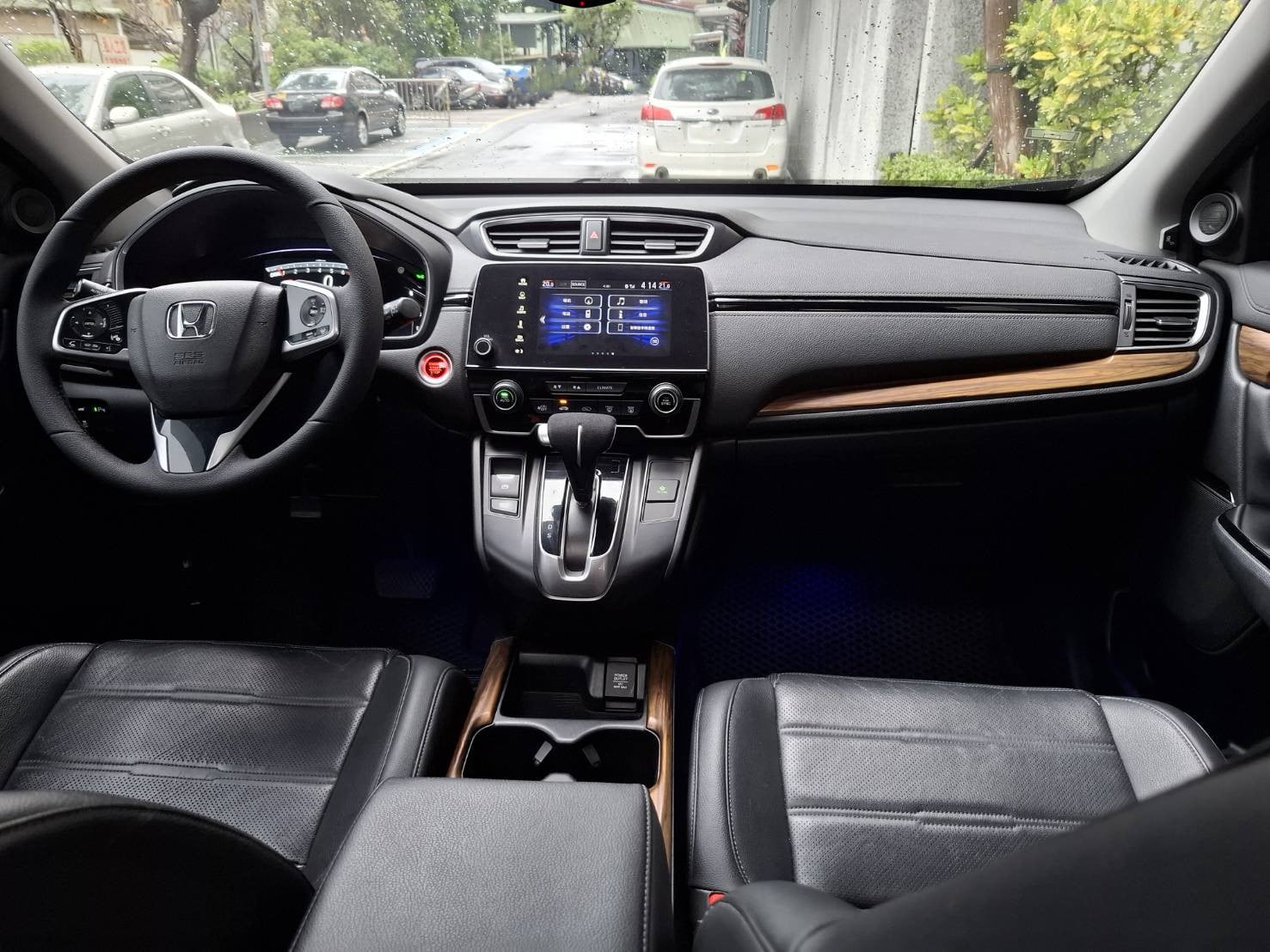 2018 HONDA CR-V  全景天窗 超大空間後座不壓迫 電動椅 恆溫空調 ACC 主動跟車 循跡防滑 ABS 電尾門  歡迎預約賞車LINE：goo5168 洽詢電話：0912423585 宋小姐 貸款專辦 強力過件   第3張相片