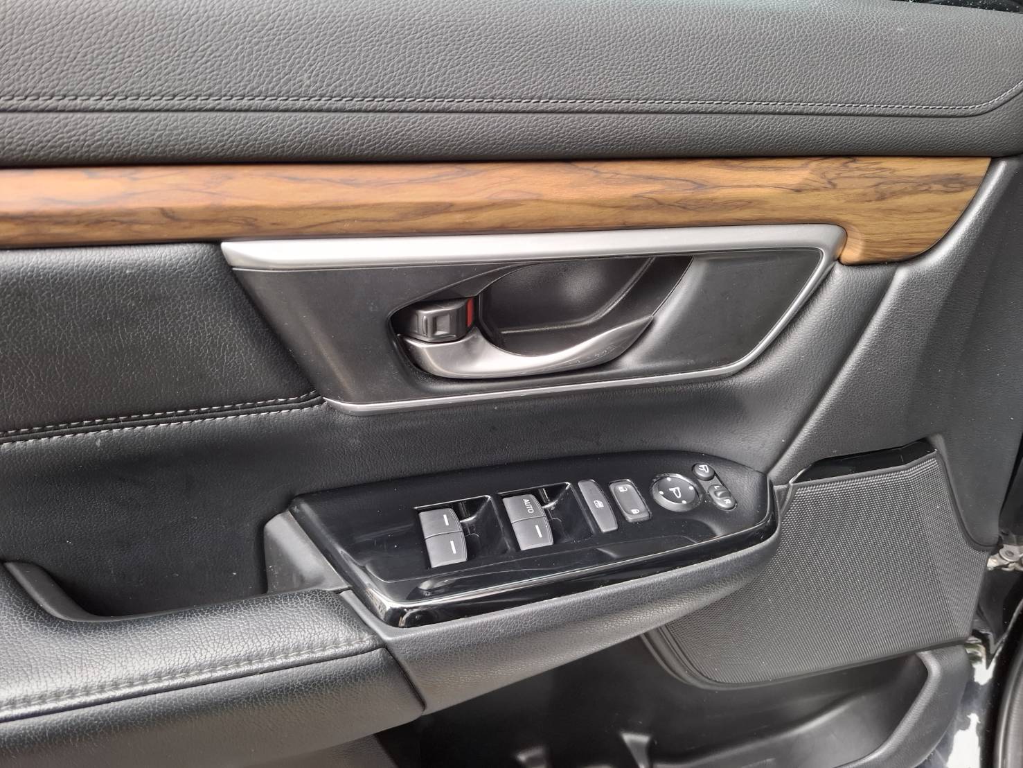 2018 HONDA CR-V  全景天窗 超大空間後座不壓迫 電動椅 恆溫空調 ACC 主動跟車 循跡防滑 ABS 電尾門  歡迎預約賞車LINE：goo5168 洽詢電話：0912423585 宋小姐 貸款專辦 強力過件   第4張相片