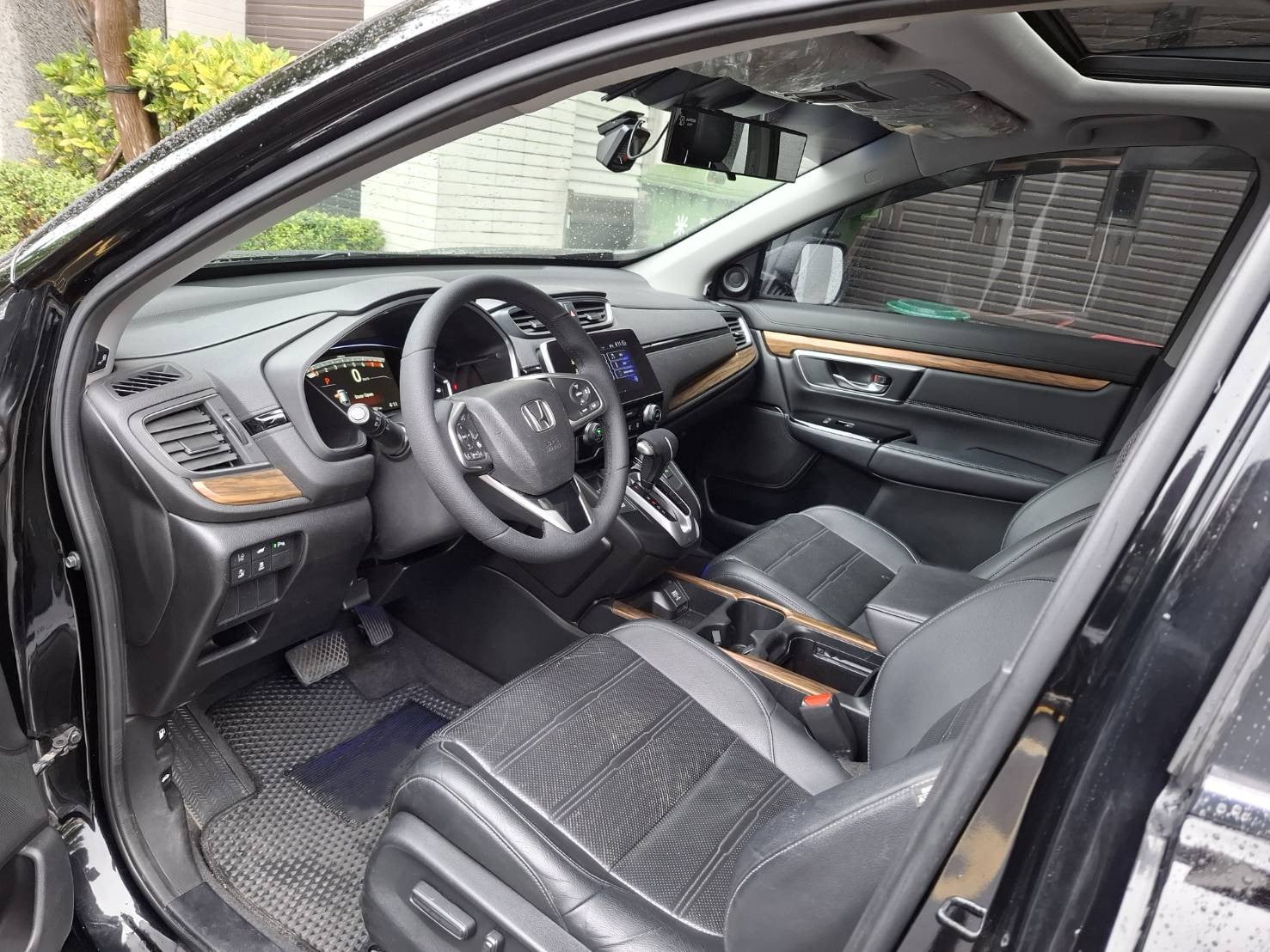 2018 HONDA CR-V  全景天窗 超大空間後座不壓迫 電動椅 恆溫空調 ACC 主動跟車 循跡防滑 ABS 電尾門  歡迎預約賞車LINE：goo5168 洽詢電話：0912423585 宋小姐 貸款專辦 強力過件   第5張相片