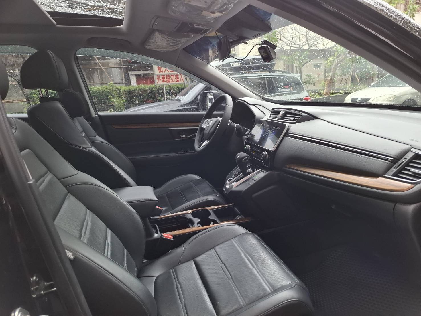 2018 HONDA CR-V  全景天窗 超大空間後座不壓迫 電動椅 恆溫空調 ACC 主動跟車 循跡防滑 ABS 電尾門  歡迎預約賞車LINE：goo5168 洽詢電話：0912423585 宋小姐 貸款專辦 強力過件   第7張相片
