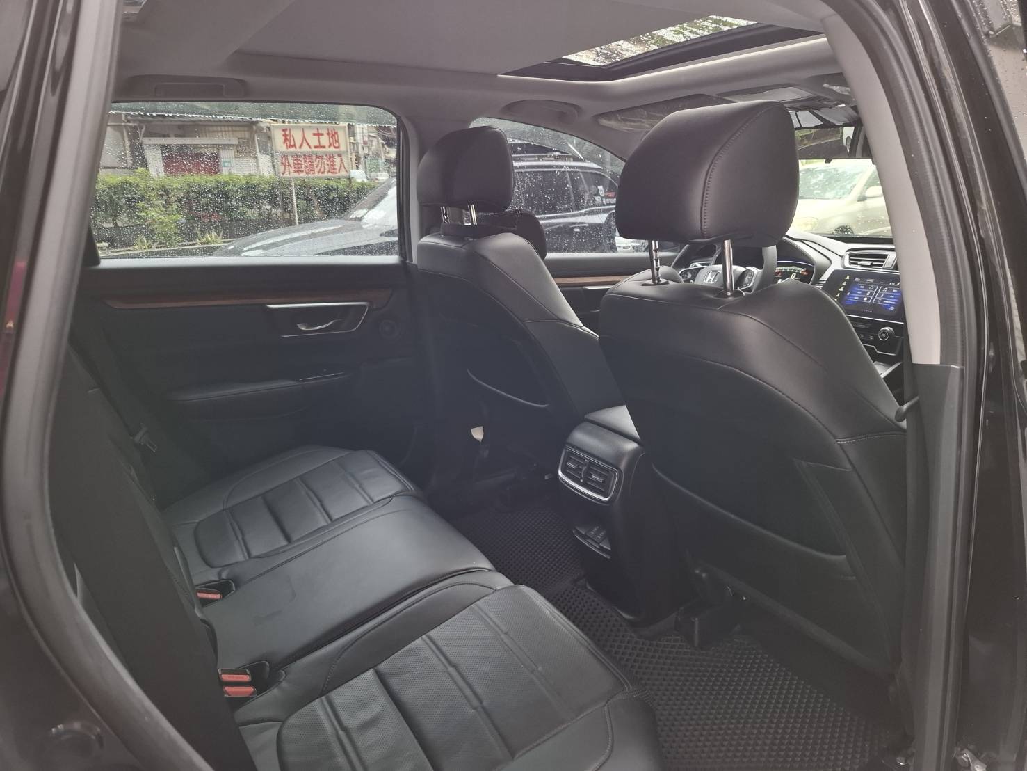 2018 HONDA CR-V  全景天窗 超大空間後座不壓迫 電動椅 恆溫空調 ACC 主動跟車 循跡防滑 ABS 電尾門  歡迎預約賞車LINE：goo5168 洽詢電話：0912423585 宋小姐 貸款專辦 強力過件   第8張相片