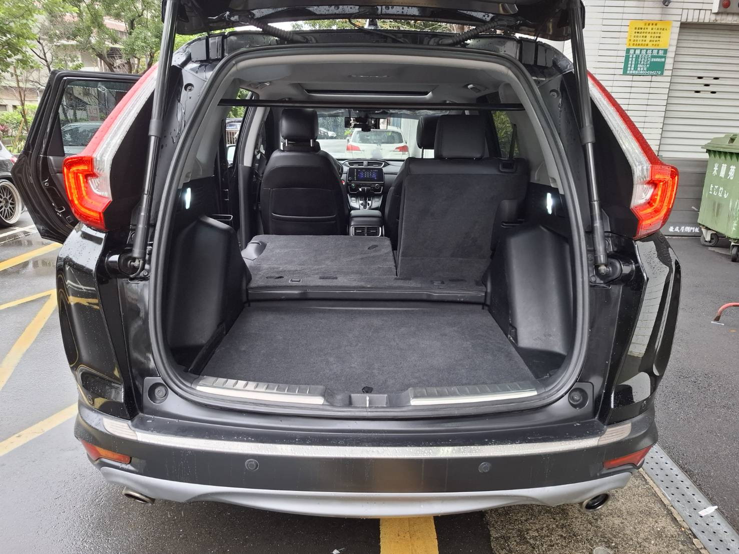 2018 HONDA CR-V  全景天窗 超大空間後座不壓迫 電動椅 恆溫空調 ACC 主動跟車 循跡防滑 ABS 電尾門  歡迎預約賞車LINE：goo5168 洽詢電話：0912423585 宋小姐 貸款專辦 強力過件   第9張相片