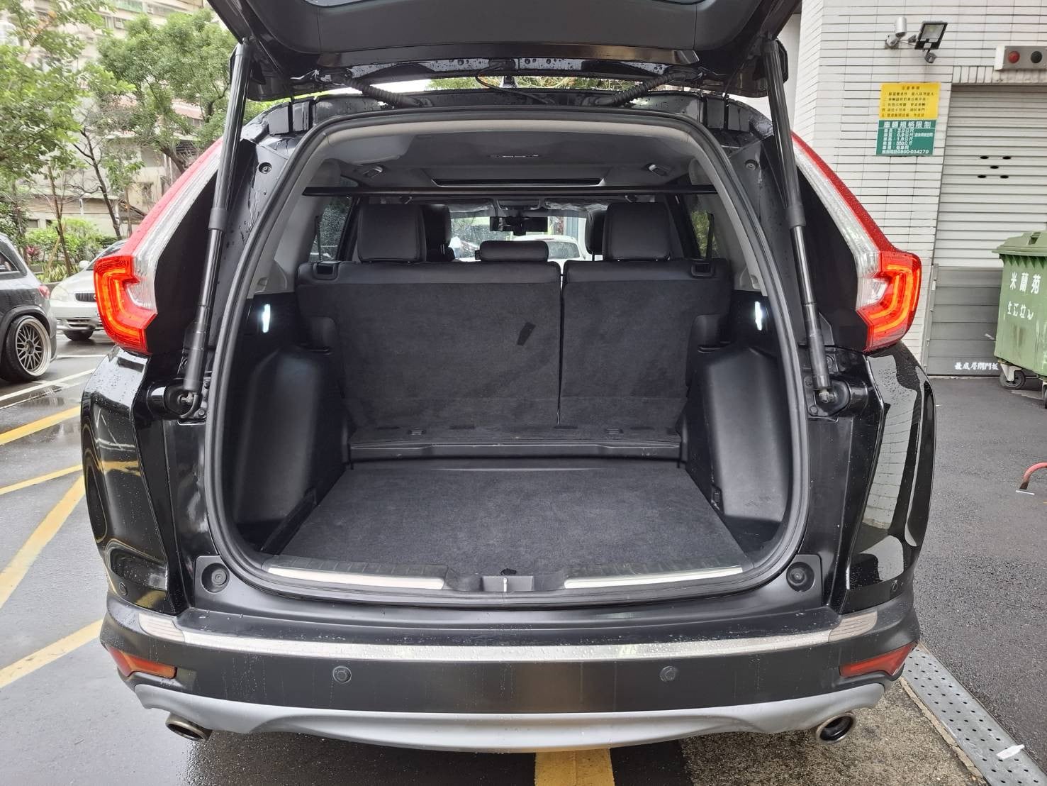 2018 HONDA CR-V  全景天窗 超大空間後座不壓迫 電動椅 恆溫空調 ACC 主動跟車 循跡防滑 ABS 電尾門  歡迎預約賞車LINE：goo5168 洽詢電話：0912423585 宋小姐 貸款專辦 強力過件   第10張相片